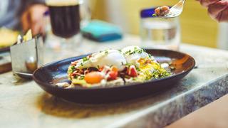 İş yerinde yenmemesi gereken 10 yemek: Görgü uzmanından öneriler: “Ofiste konuşulmayan kurallar var