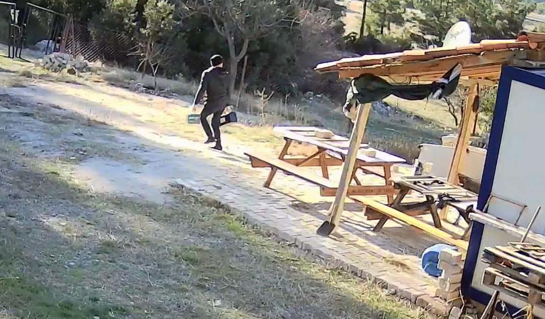 Fabrikaya işçi gibi gidip, 20 milyon değerinde eşya çalmış! Çaldıkları arasında kalorifer peteği de var musluk da... 1