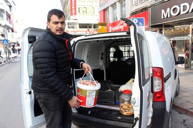 Lokantacılar, artan yemekleri hayvanlar için topladı