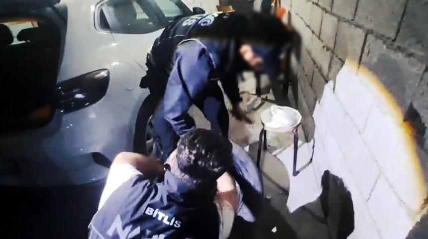 Bitlis'te durdurulan otomobilin yedek lastiğinden uyuşturucu çıktı! 4 kişi tutuklandı