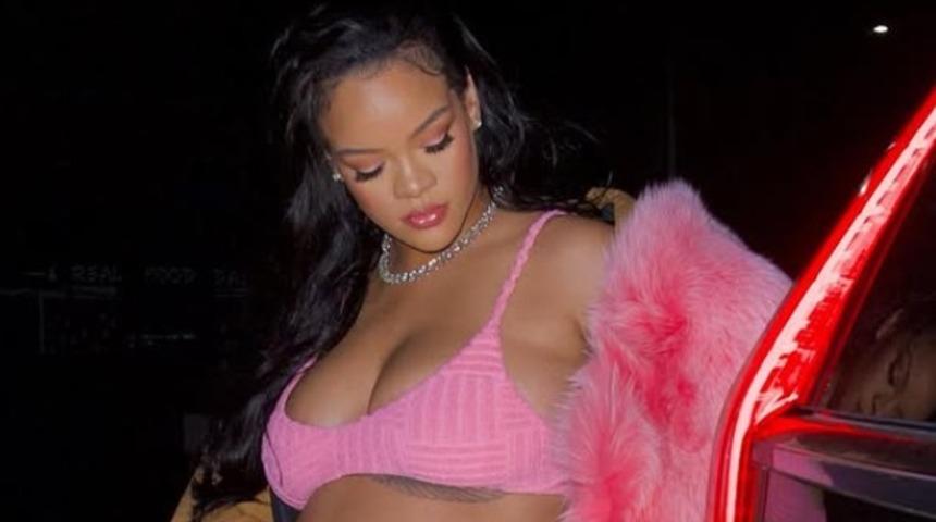 Rihanna iç çamaşırı markası için peş peşe poz verdi! 'Karnımı gizlemeye çalıştım'