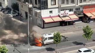 Diyarbakır'da yolcu minibüsü seyir halindeyken alev aldı! Yangın, ekiplerin müdahalesiyle söndürüldü