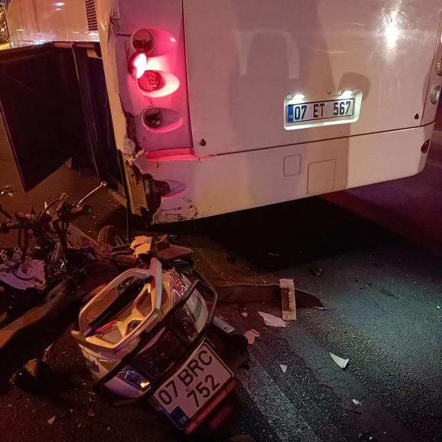 Alanya’da kırmızı ışıkta bekleyen otobüse çarpan motosikletin sürücüsü hayatını kaybetti 1