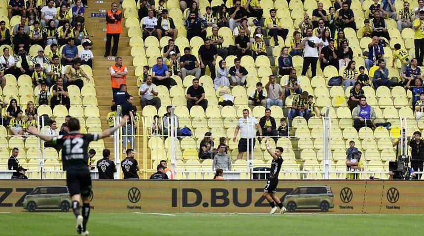 Kadıköy'de ortalık karıştı! Taraftardan istifa sesleri... Açılan o pankart apar topar kaldırtıldı, polis ekipleri müdahale etti