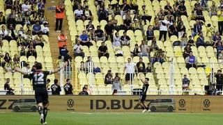 Kadıköy'de ortalık karıştı! Taraftardan istifa sesleri... Açılan o pankart apar topar kaldırtıldı, polis ekipleri müdahale etti