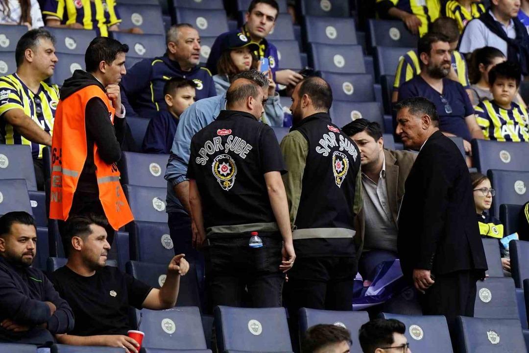 Kadıköy de ortalık karıştı! Taraftardan istifa sesleri... Açılan o pankart apar topar kaldırtıldı, polis ekipleri müdahale etti 6