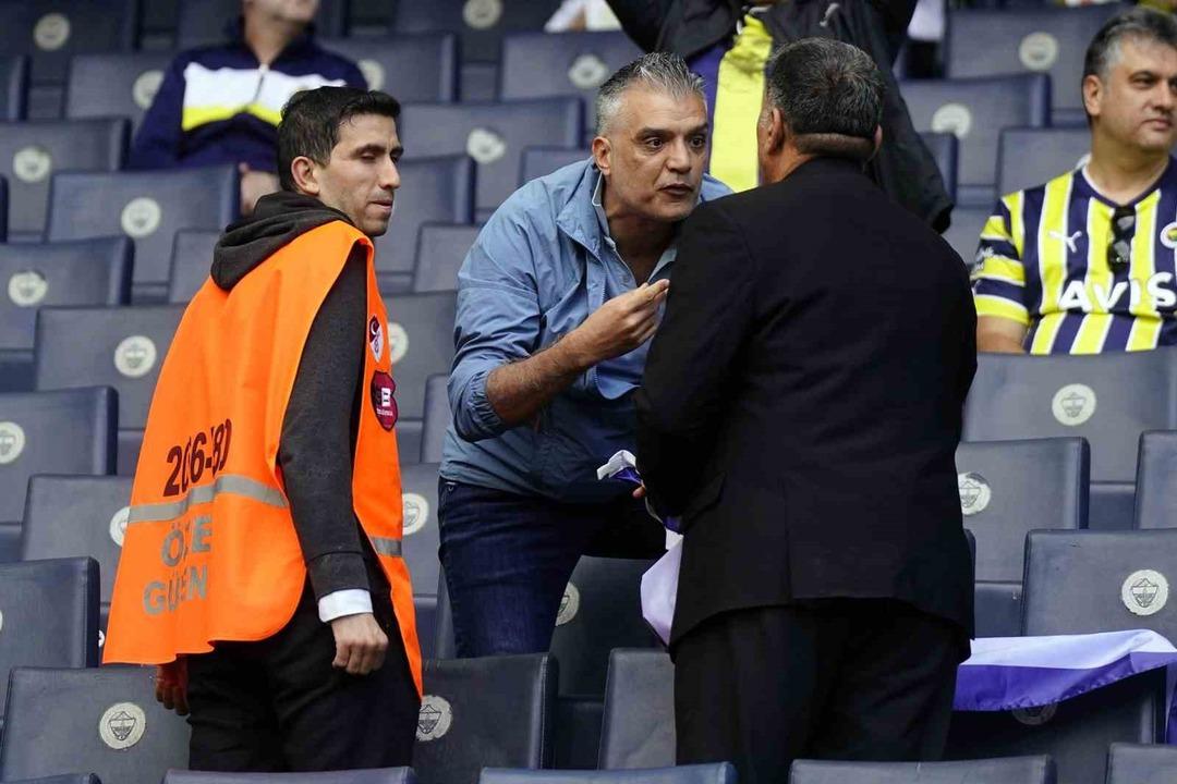 Kadıköy de ortalık karıştı! Taraftardan istifa sesleri... Açılan o pankart apar topar kaldırtıldı, polis ekipleri müdahale etti 5