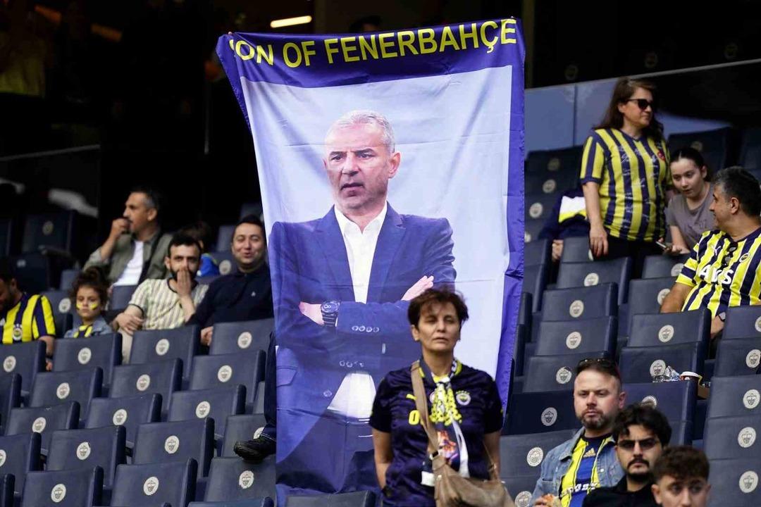 Kadıköy de ortalık karıştı! Taraftardan istifa sesleri... Açılan o pankart apar topar kaldırtıldı, polis ekipleri müdahale etti 4