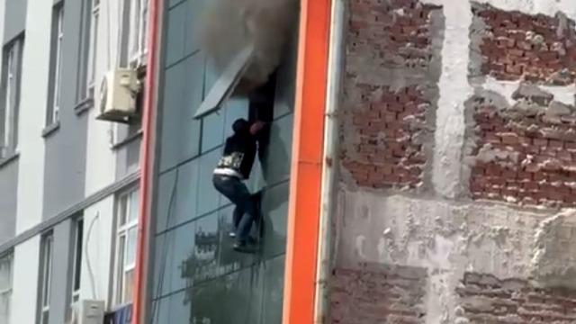 Adana'da yastık imalathanesinde yangın! 3'üncü katın penceresinden atlayan 2 işçi yaralandı