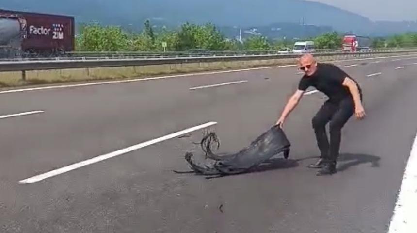 Canını hiçe saydı, otoyolda kaza olmasın diye plastik parçaları topladı