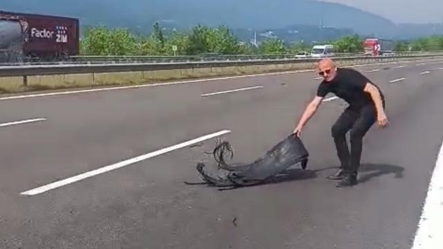 Canını hiçe saydı, otoyolda kaza olmasın diye plastik parçaları topladı