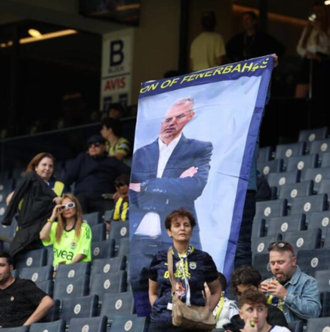 Kadıköy de ortalık karıştı! Taraftardan istifa sesleri... Açılan o pankart apar topar kaldırtıldı, polis ekipleri müdahale etti 2