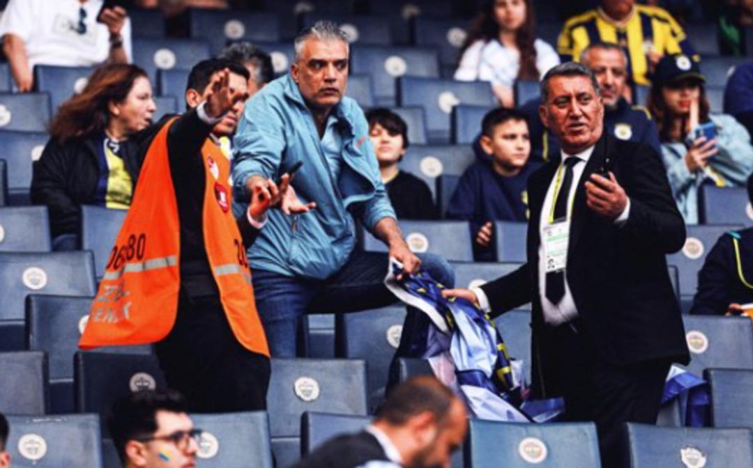 Kadıköy de ortalık karıştı! Taraftardan istifa sesleri... Açılan o pankart apar topar kaldırtıldı, polis ekipleri müdahale etti 3