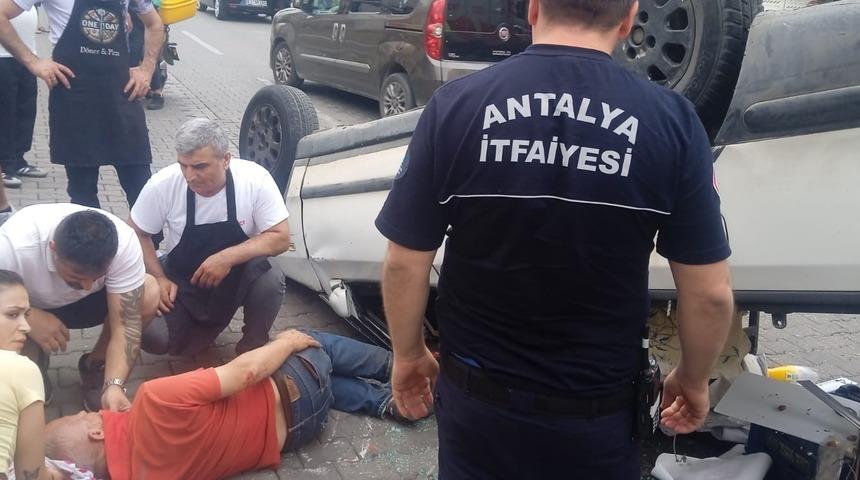 Alanya'da kontrolden çıkan kamyonet önce otomobile çarptı, ardından takla attı: 1 yaralı