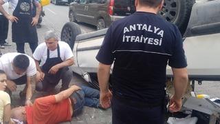 Alanya'da kontrolden çıkan kamyonet önce otomobile çarptı, ardından takla attı: 1 yaralı