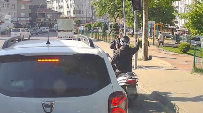 Yer: Sultangazi... Kırmızı ışıkta geçmeye çalışan motosikletli öğrenciye çarptı, hem öğrenciye hem de kendisini uyaran kadına bağırdı!