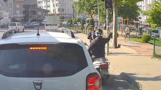 Yer: Sultangazi... Kırmızı ışıkta geçmeye çalışan motosikletli öğrenciye çarptı, hem öğrenciye hem de kendisini uyaran kadına bağırdı!