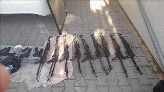 Kiralık araçta silahla yakalanan polisin de aralarında olduğu 3 şüpheli tutuklandı