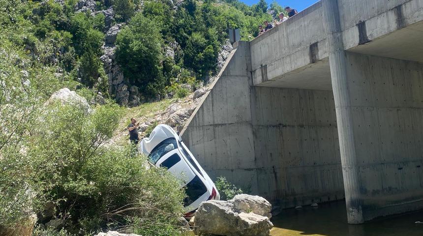 Osmaniye'de otomobil dere yatağına düştü, 4 kişi yaralandı