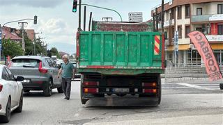 Düzce'de seyir halindeki kamyonun dorse kapağı açıldı, kapağın çarptığı bisikletli yaralandı
