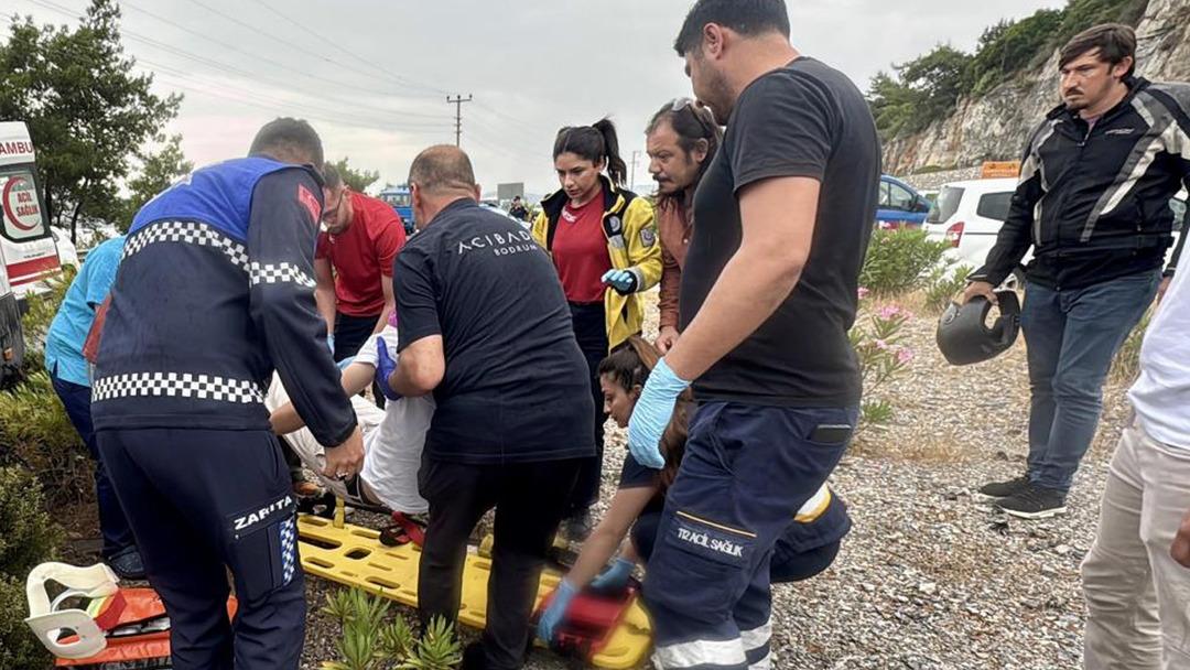 Bodrum da can pazarı: Minibüsle otomobil çarpıştı, 15 kişi yaralandı 1