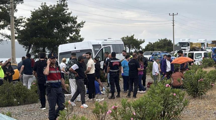 Bodrum'da can pazarı: Minibüsle otomobil çarpıştı, 15 kişi yaralandı