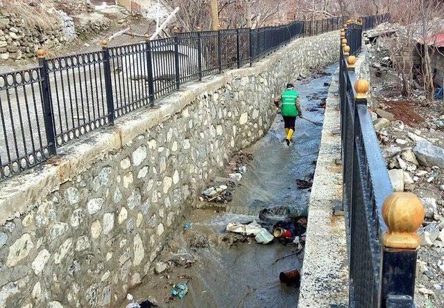 Hakkari’de dere yatakları temizleniyor