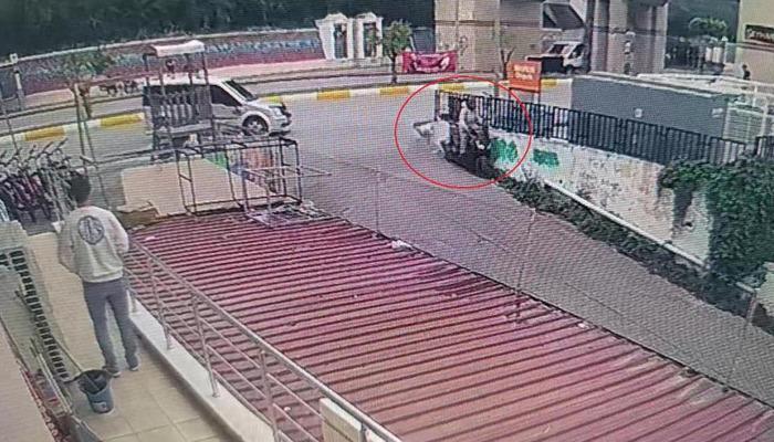 20275259-700x400 Motosiklet önce otomobile, ardından da duvara çarptı