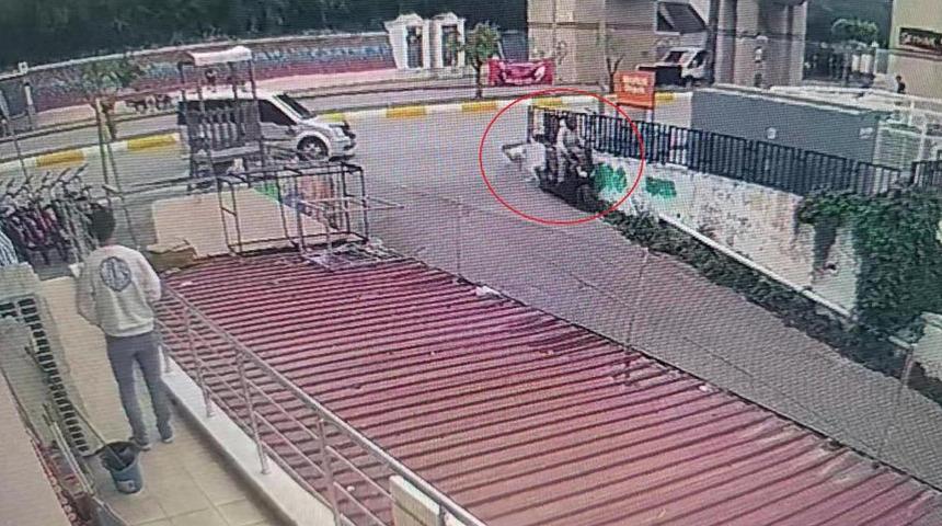 Motosiklet önce otomobile, ardından da duvara çarptı