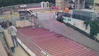 Motosiklet önce otomobile, ardından da duvara çarptı