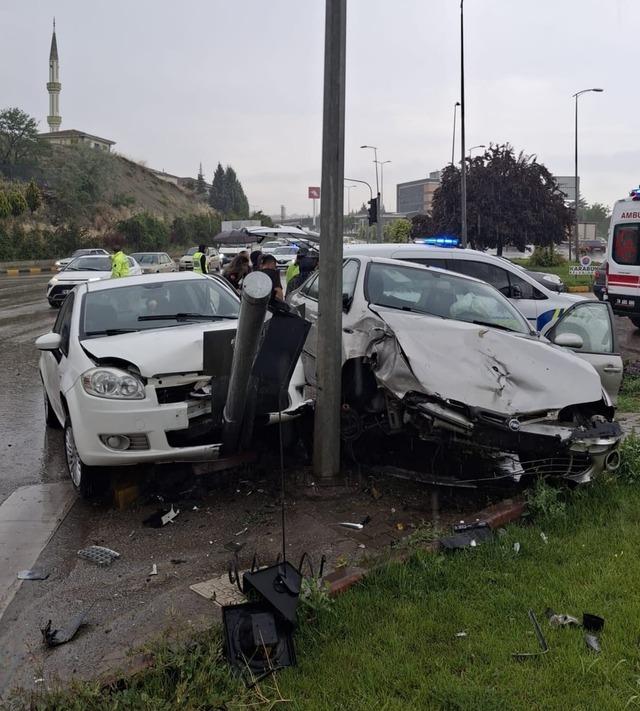 İki otomobilin çarpıştığı kazada 3 kişi yaralandı