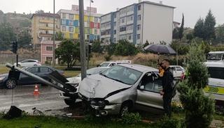 İki otomobilin çarpıştığı kazada 3 kişi yaralandı