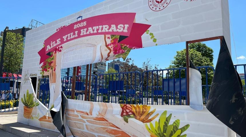 Bakanlık, 'Aile Yılı' panosuna zarar veren gençlerle görüştü