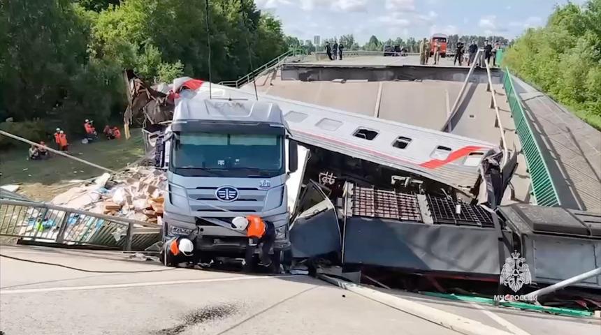 Rusya'da feci olay! Köprü, yolcu treninin üzerine çöktü: 7 kişi hayatını kaybetti