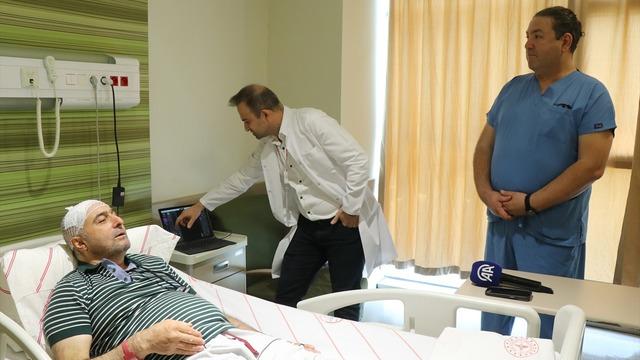 Parkinson hastası, 14 yıllık titreme ve yürüyüş bozukluğundan beyin piliyle kurtuldu