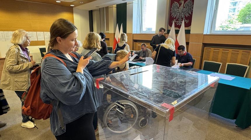 Polonya'da, cumhurbaşkanı seçiminin ikinci turu için oy verme işlemi başladı