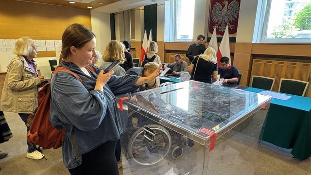 Polonya'da, cumhurbaşkanı seçiminin ikinci turu için oy verme işlemi başladı