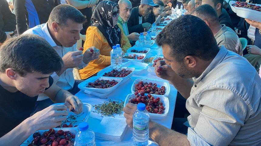 10 dakikada 2 kilo 592 gram kiraz yedi, yarım altın kazandı