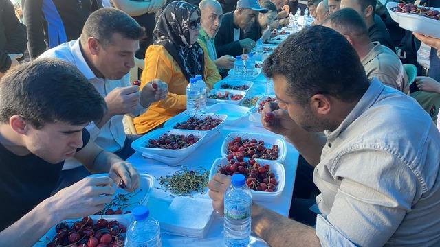 10 dakikada 2 kilo 592 gram kiraz yedi, yarım altın kazandı