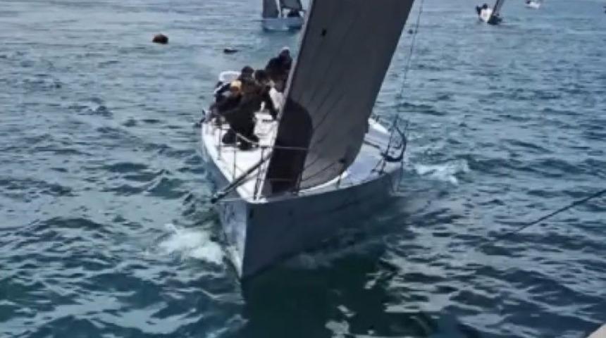 İstanbul Boğazı'ndaki yelken yarışlarında kazadan kıl payı kurtuldular! O anlar kamerada 