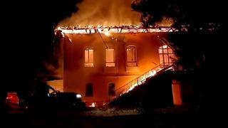 Denizli'de tarihi okul binası çıkan yangında küle döndü