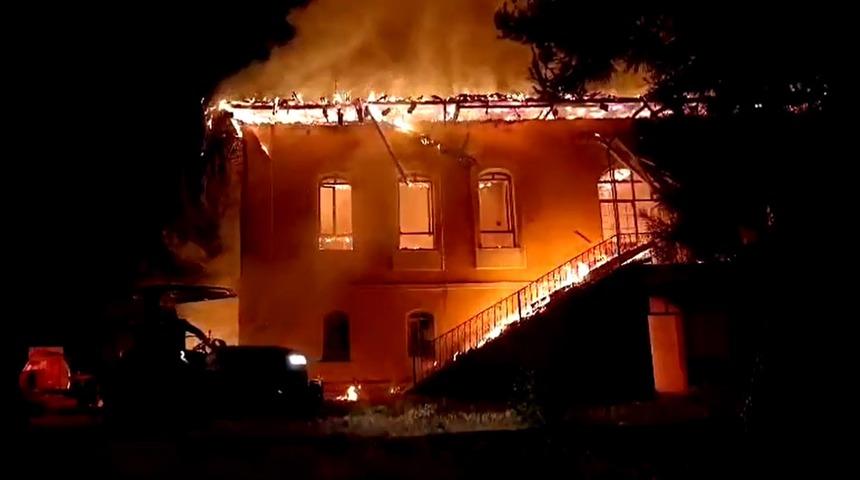 Denizli'de tarihi okul binası çıkan yangında küle döndü