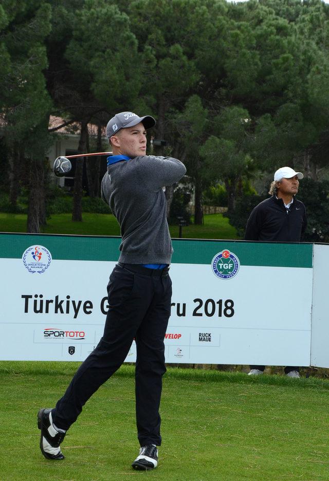 Milli golfçülerden asker selamı