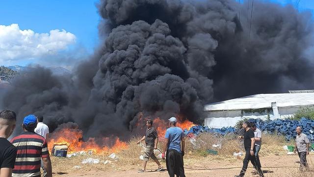 Bozyazı'da korkutan yangın! Yoğun is ve kara dumanla mahalleyi sardı