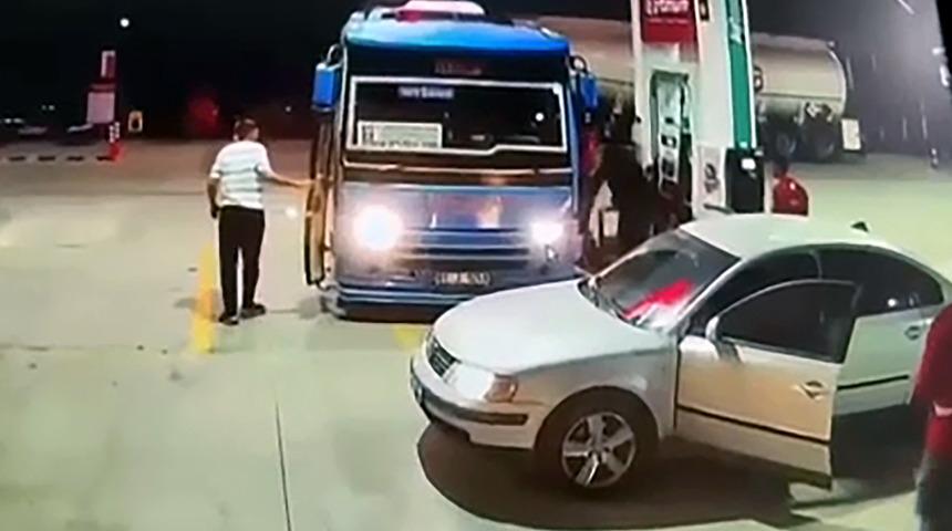 Adana'da dehşet anları! Taş, sopa, tabanca... Özel halk otobüslerine saldırdılar: 3 yaralı