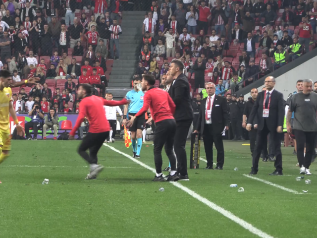 Samsunspor-Kayserispor maçında ortalık karıştı! Tribünlerden Jakirovic'e su şişesi atıldı hakem Jakirovic'e kırmızı kart gösterdi