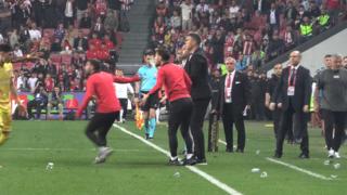 Samsunspor-Kayserispor maçında ortalık karıştı! Tribünlerden Jakirovic'e su şişesi atıldı hakem Jakirovic'e kırmızı kart gösterdi