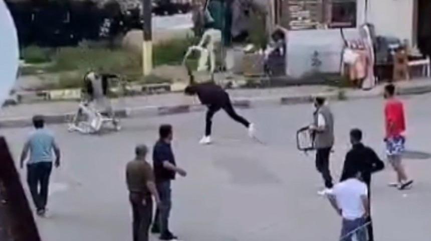 Trafikte korna kavgası meydan savaşına döndü! Tekme ve yumruklar havada uçuştu