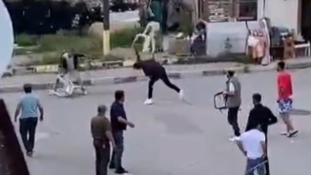 Trafikte korna kavgası meydan savaşına döndü! Tekme ve yumruklar havada uçuştu