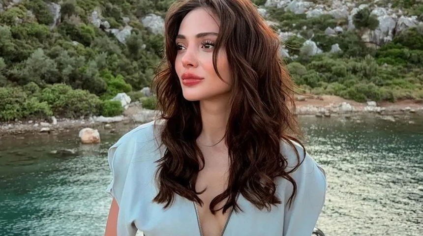 Rabia Soytürk sezonu Bodrum'da açtı! Beyaz bikinisiyle fiziğini sergiledi